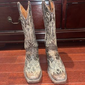 Size 8 cowgirl boots brown with crosses
